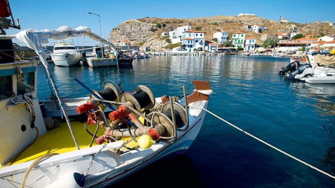 πλωτό-ασθενοφόρο-απέκτησε-ο-αη-στράτη-563987749