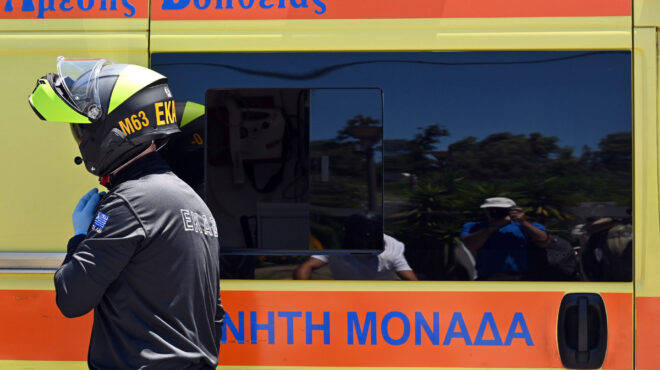 β-σοφίας-σύγκρουση-μηχανής-με-φορτηγά-563982193