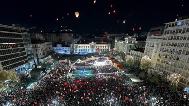 στον-ουρανό-της-αθήνας-χιλιάδες-φαναρ-563995135