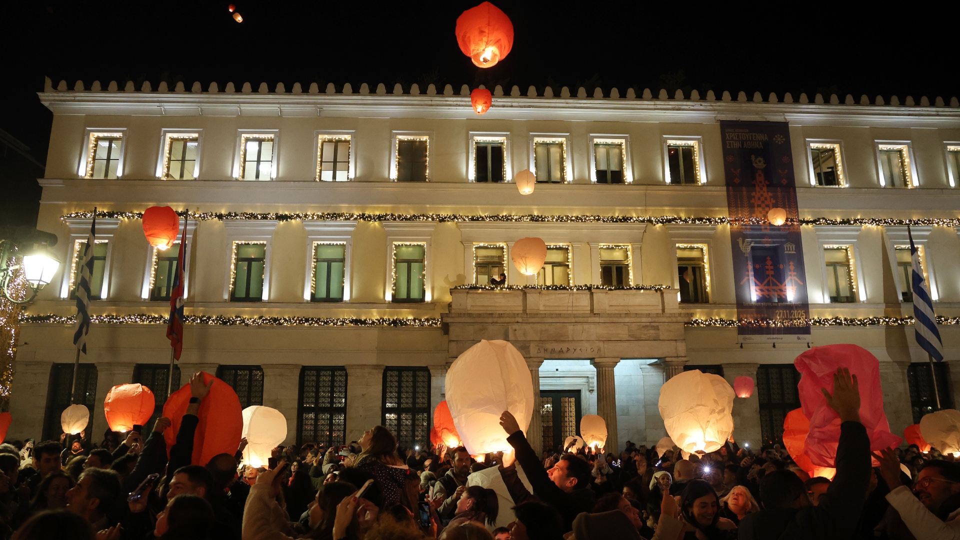 Στον ουρανό της Αθήνας χιλιάδες φαναράκια για τη «Νύχτα των Ευχών» [εικόνες]-6