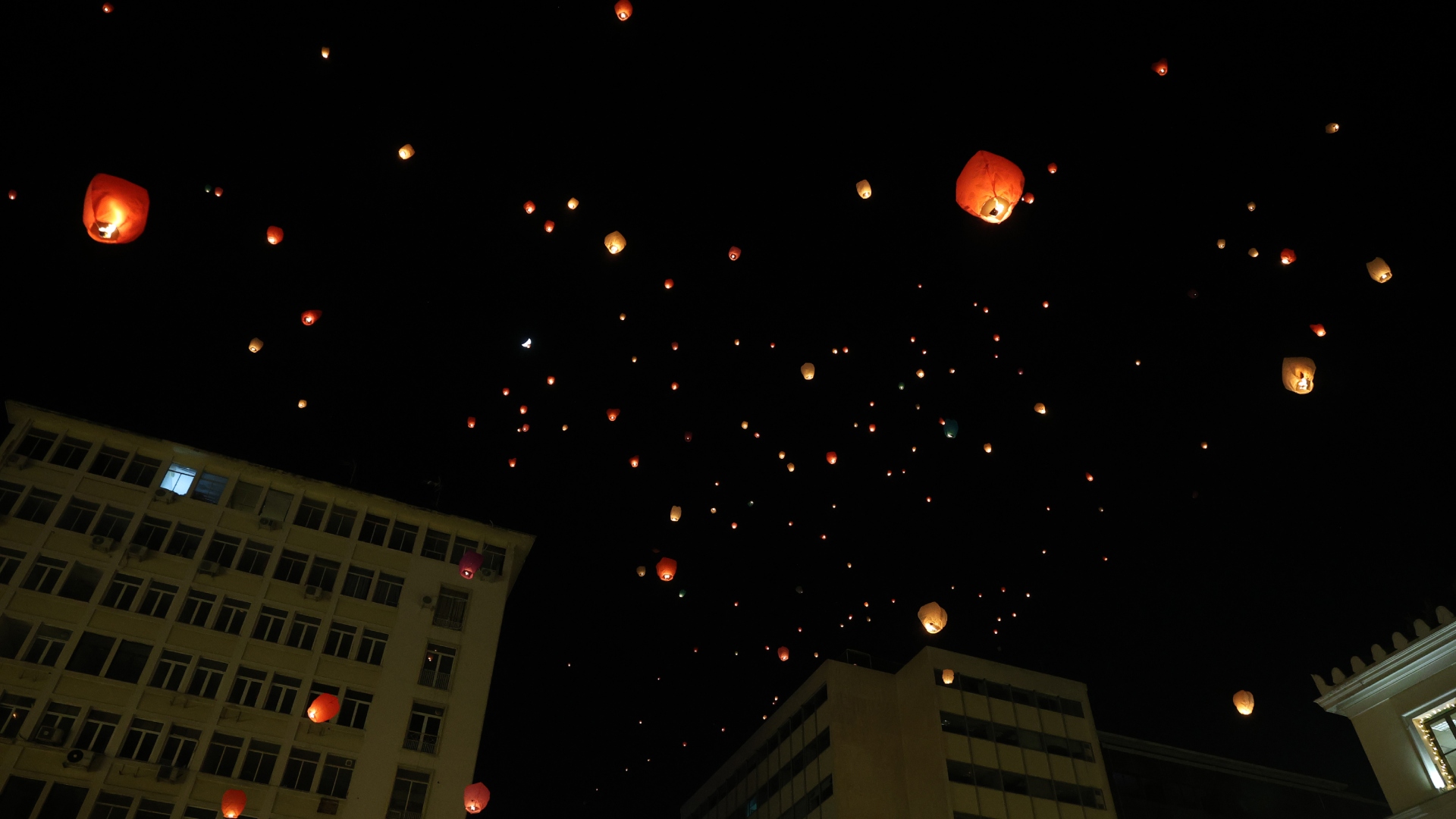 Στον ουρανό της Αθήνας χιλιάδες φαναράκια για τη «Νύχτα των Ευχών» [εικόνες]-1