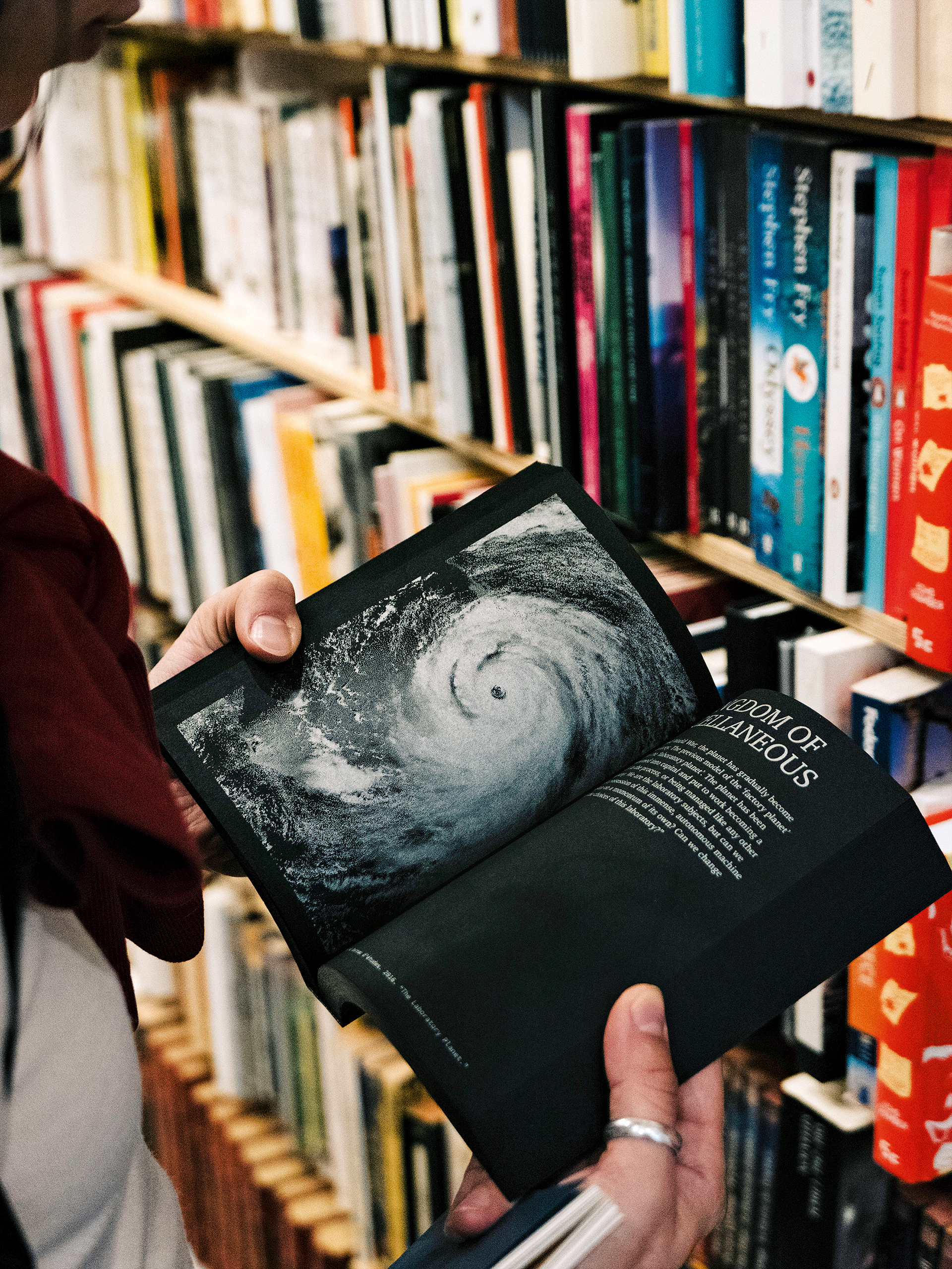 20 Ελληνες συγγραφείς «χαρίζουν» βιβλία για τα Χριστούγεννα-3