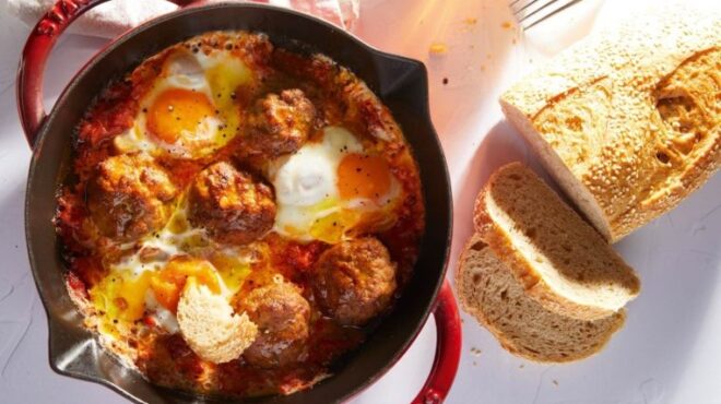 μπιφτέκια-με-κόκκινη-σάλτσα-και-αυγά-563956708