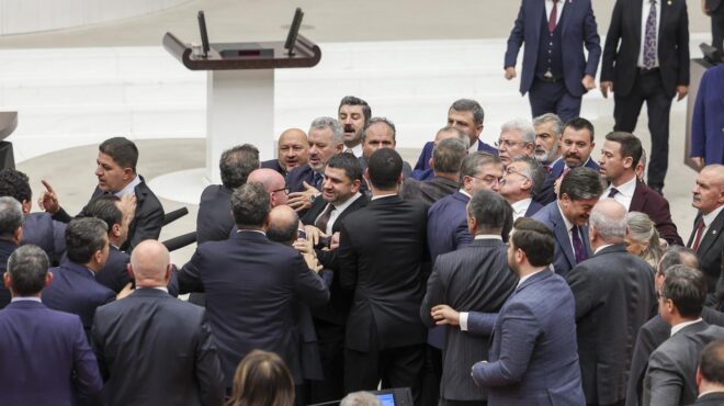 ξύλο-στην-τουρκική-βουλή-για-τον-προϋπ-563989009