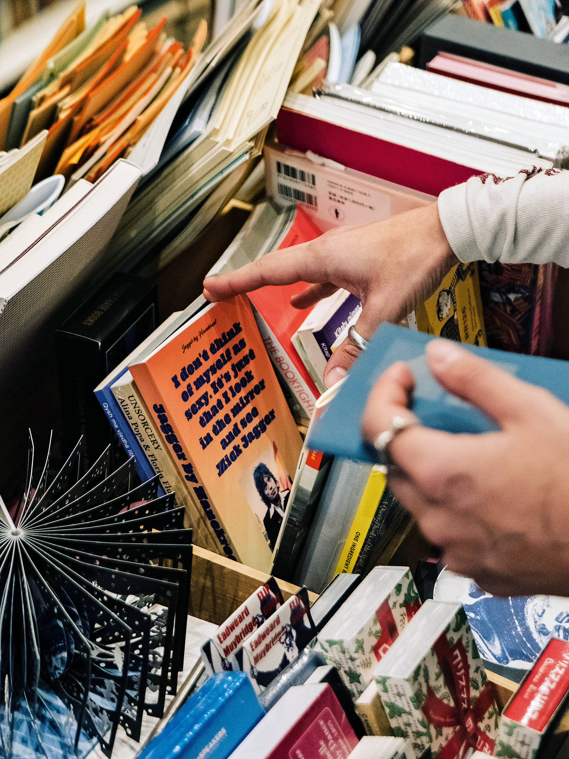 20 Ελληνες συγγραφείς «χαρίζουν» βιβλία για τα Χριστούγεννα-4