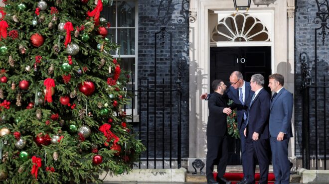 αγώνας-δρόμου-για-να-μείνουν-ενωμένες-563964916