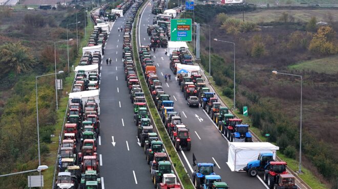 οι-αγρότες-ανοιγοκλείνουν-και-τελωνε-563958079