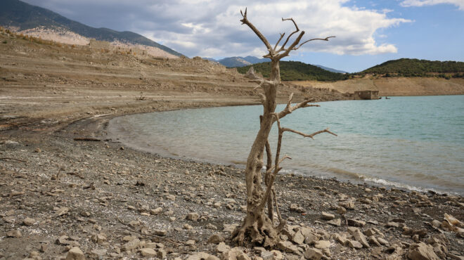 μια-βροχή-δεν-μπορεί-να-μας-σώσει-563960038