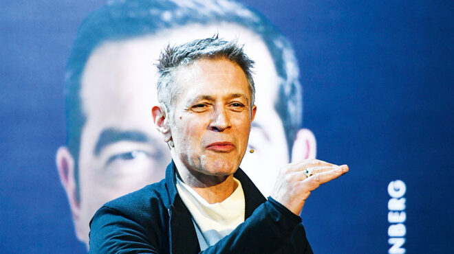 οντισιόν-στην-αμαλίας-563987476