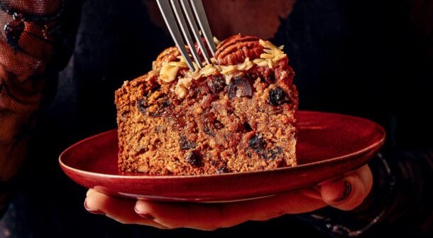 χριστουγεννιάτικο-κέικ-με-αλατισμέν-563963272