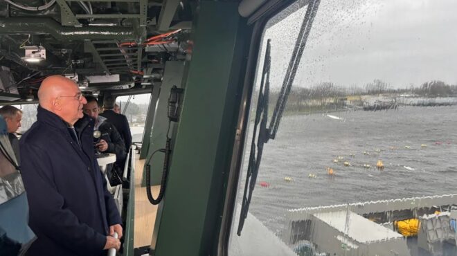 υπό-ελληνική-σημαία-η-φρεγάτα-κίμων-n-563983015