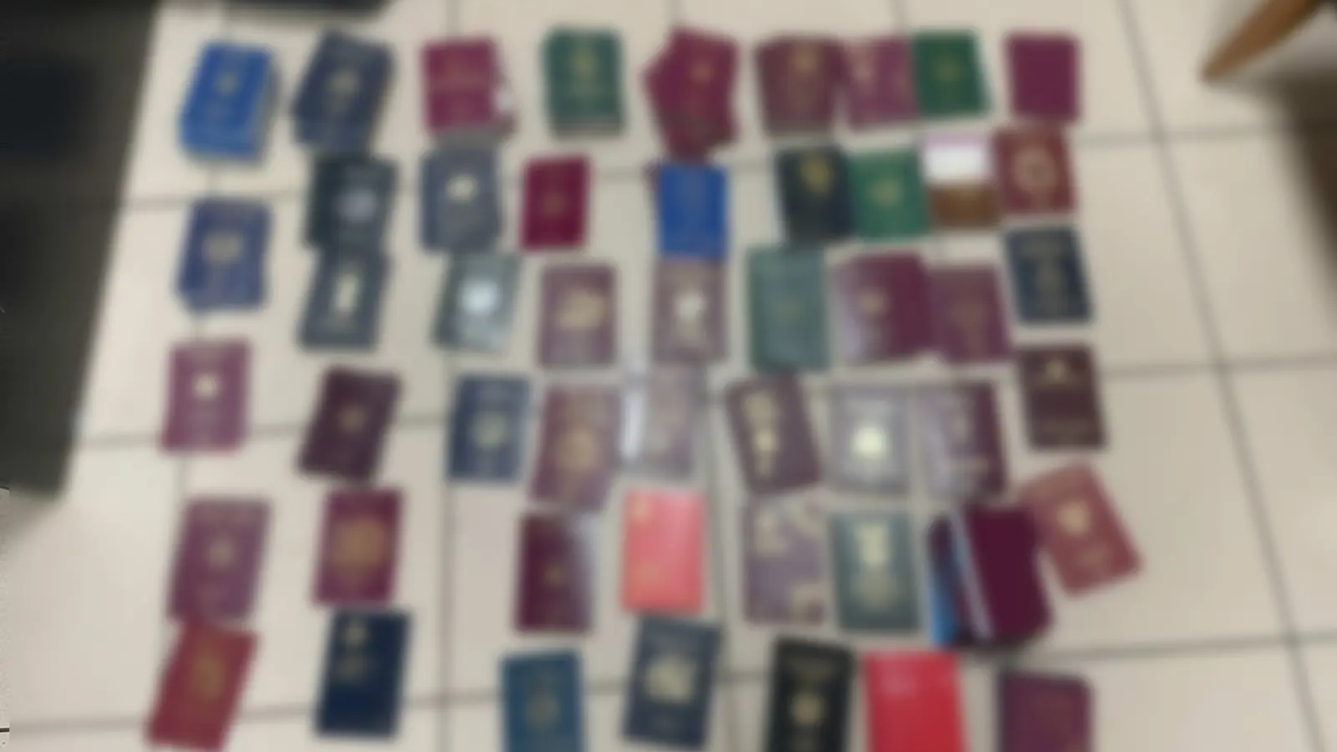 Ομόνοια: Εντοπίστηκε αποθήκη με κλεμμένες ταυτότητες, διαβατήρια και άδειες-1