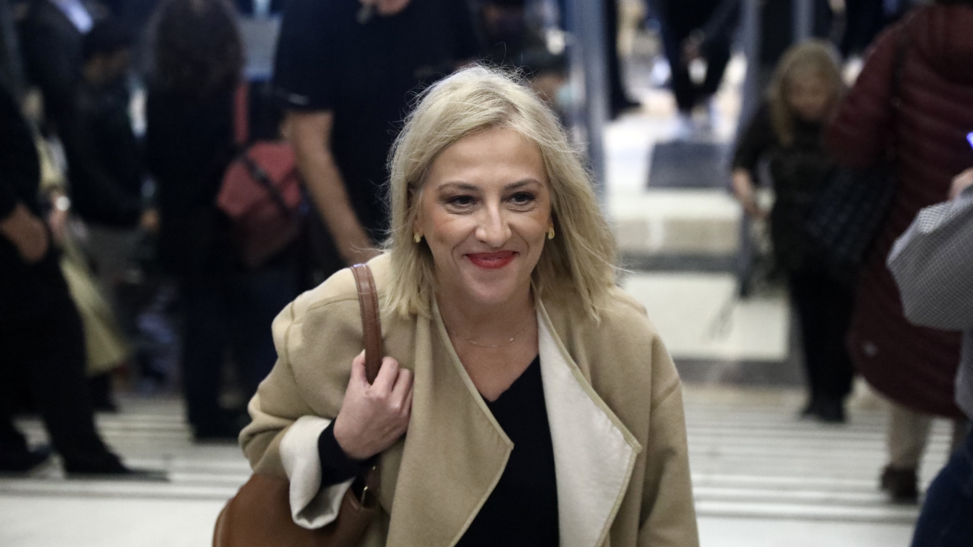 Στο φουαγέ του «Παλλάς» – Ποιοι έδωσαν το «παρών» στην παρουσίαση του βιβλίου Τσίπρα [εικόνες]-25