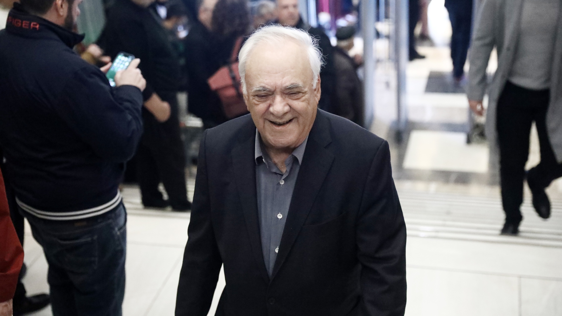 Στο φουαγέ του «Παλλάς» – Ποιοι έδωσαν το «παρών» στην παρουσίαση του βιβλίου Τσίπρα [εικόνες]-24