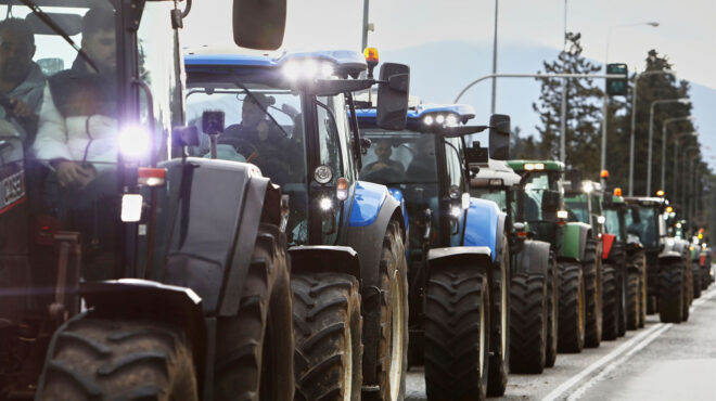 αγρότες-εντείνουν-την-πίεση-με-αποκλε-563967499