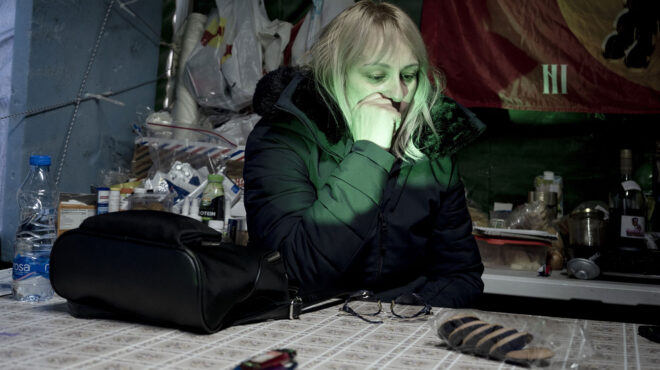 στη-σκηνή-με-τη-μητέρα-σύμβολο-της-σερβ-563962195