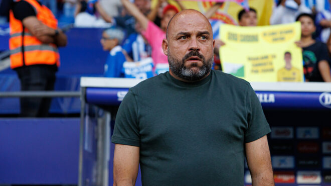 μανόλο-γκονθάλεθ-από-οδηγός-λεωφορεί-563991883