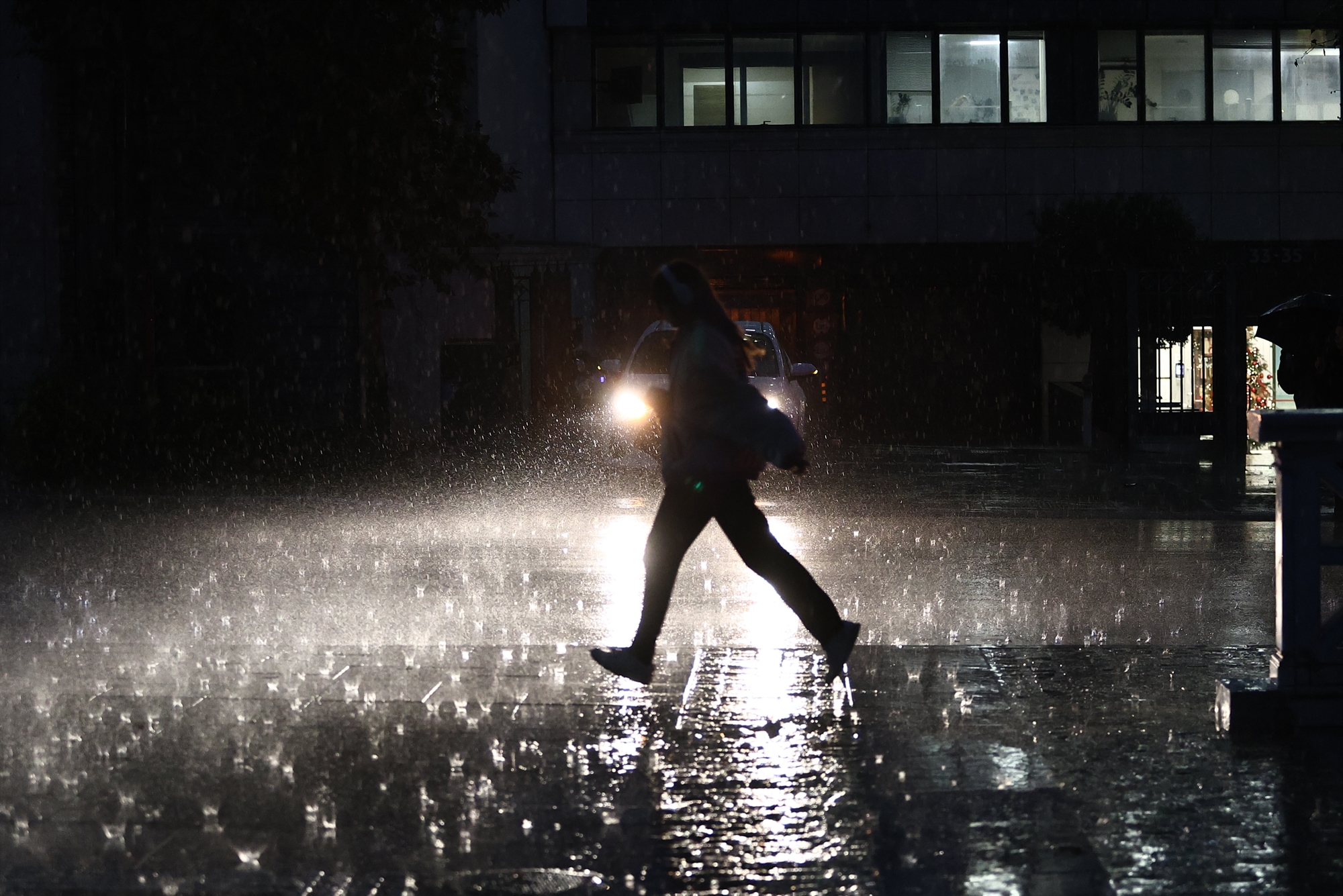 Κακοκαιρία: Ο «Byron» δοκιμάζει τη χώρα – Οι δρόμοι έγιναν «ποτάμια»-1