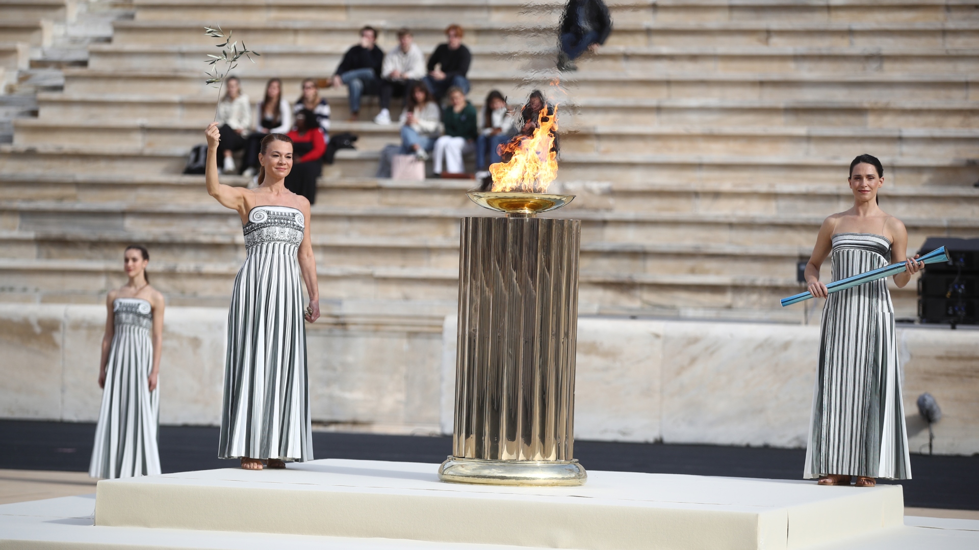 Η Ολυμπιακή Φλόγα ταξιδεύει προς την Ιταλία – Εικόνες από την τελετή παράδοσης-6