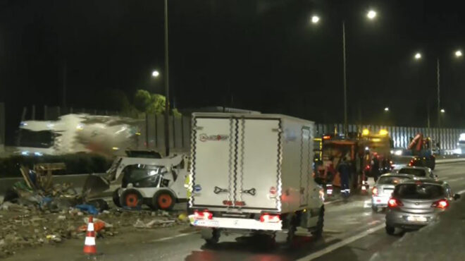 κηφισός-χάος-από-ανατροπή-φορτηγού-με-563956618