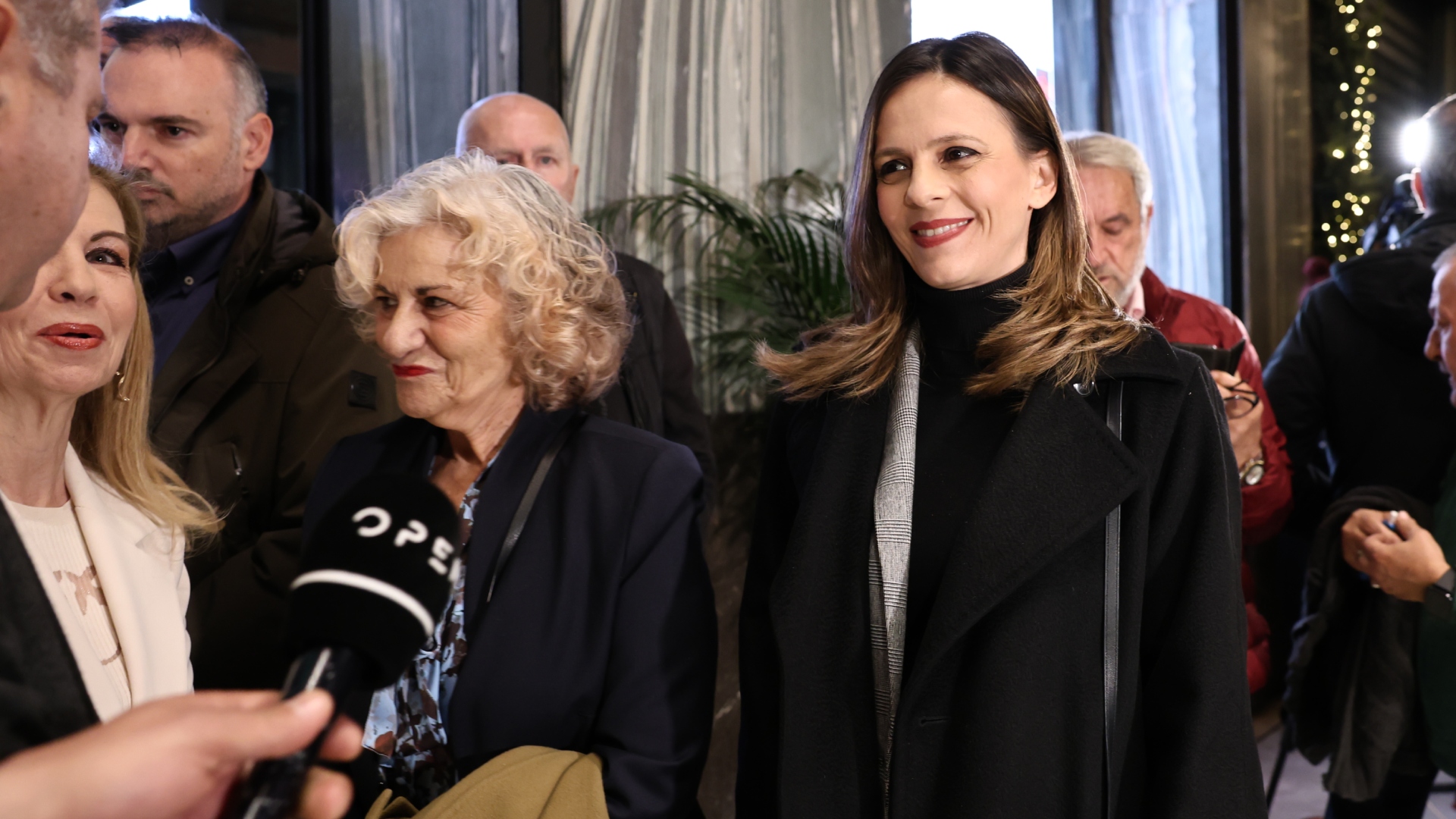 Στο φουαγέ του «Παλλάς» – Ποιοι έδωσαν το «παρών» στην παρουσίαση του βιβλίου Τσίπρα [εικόνες]-27