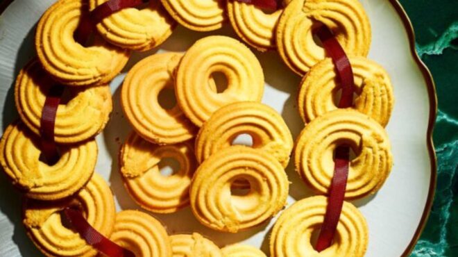 χριστουγεννιάτικο-στεφάνι-από-μπισκ-563952982