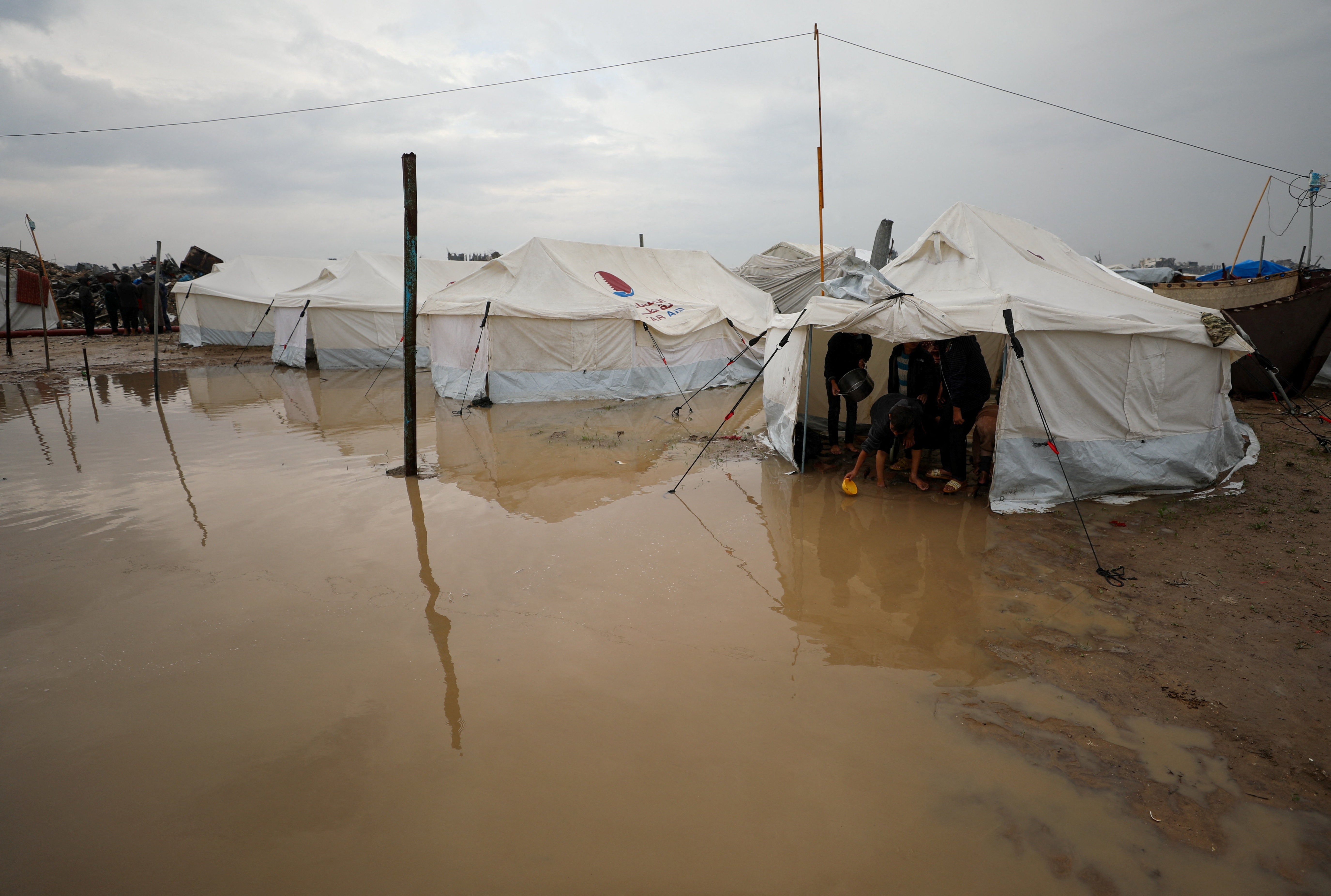 Η βροχή πλημμύρισε τις σκηνές στη Γάζα – Ενα μωρό πέθανε από την έκθεση στο κρύο, λένε γιατροί-3