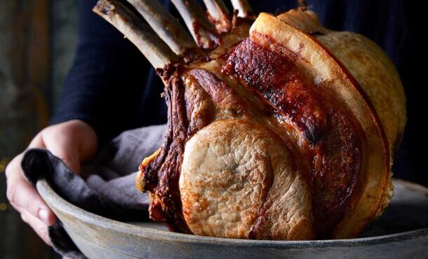 χοιρινό-στον-φούρνο-καρέ-μπούτι-ή-ρολό-563982601