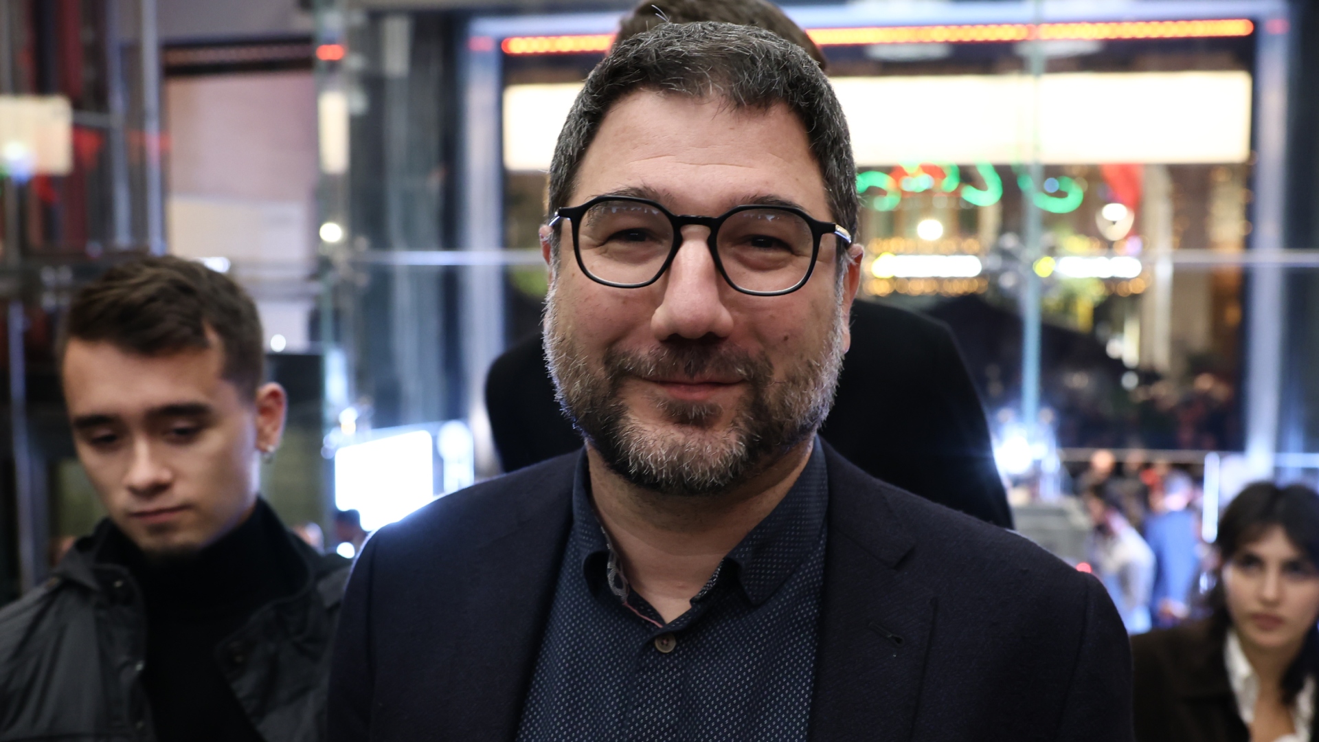 Στο φουαγέ του «Παλλάς» – Ποιοι έδωσαν το «παρών» στην παρουσίαση του βιβλίου Τσίπρα [εικόνες]-21