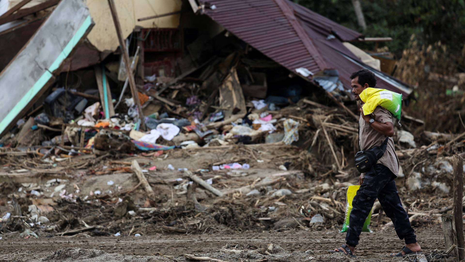Πλημμύρες στην Ινδονησία: Κοντά στους 1.000 οι νεκροί – Πάνω από 270 αγνοούμενοι-3