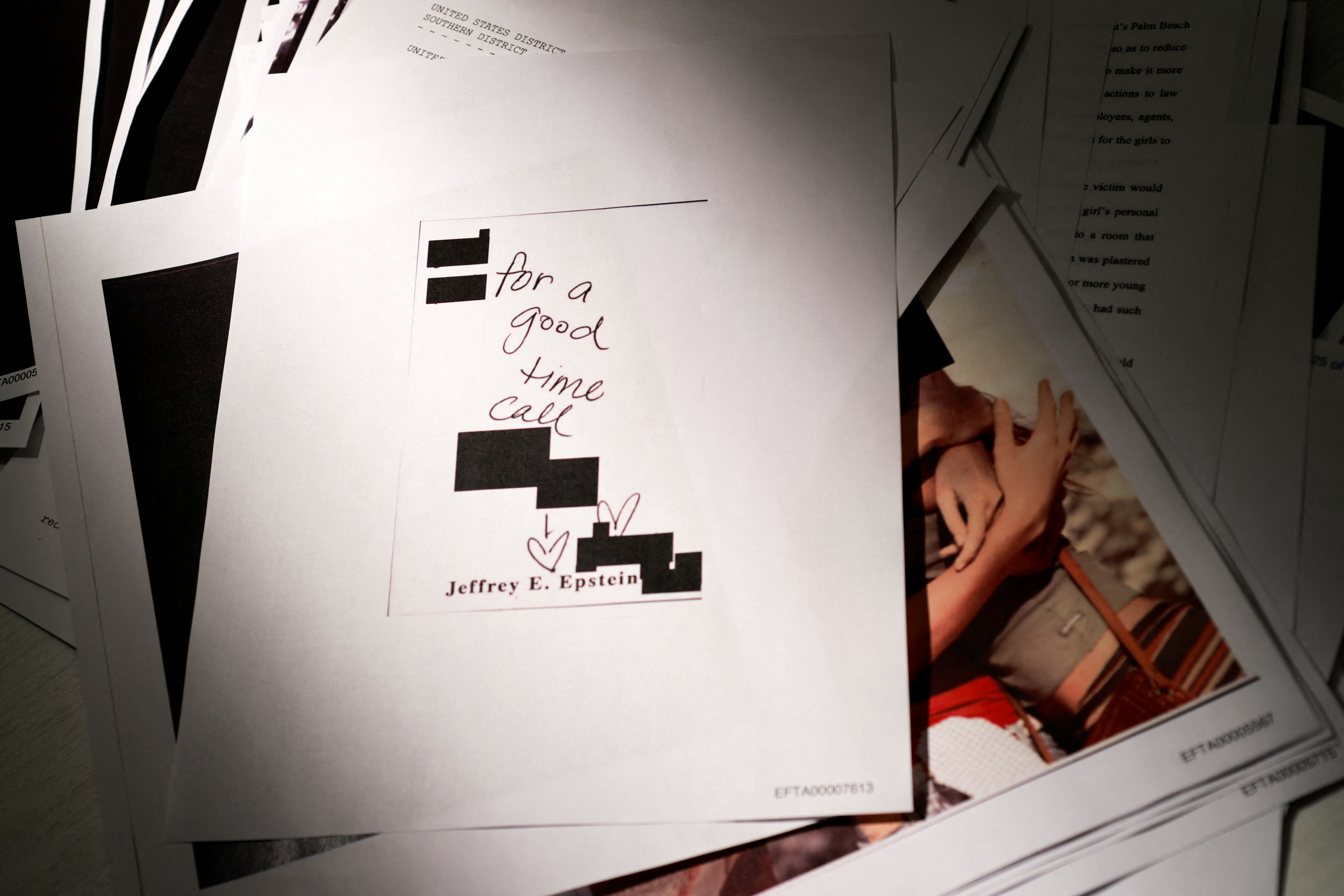 Υπόθεση Επσταϊν: Στη δημοσιότητα μέρος των φακέλων – Καλυμμένα με μαύρο πολλά αποσπάσματα-1