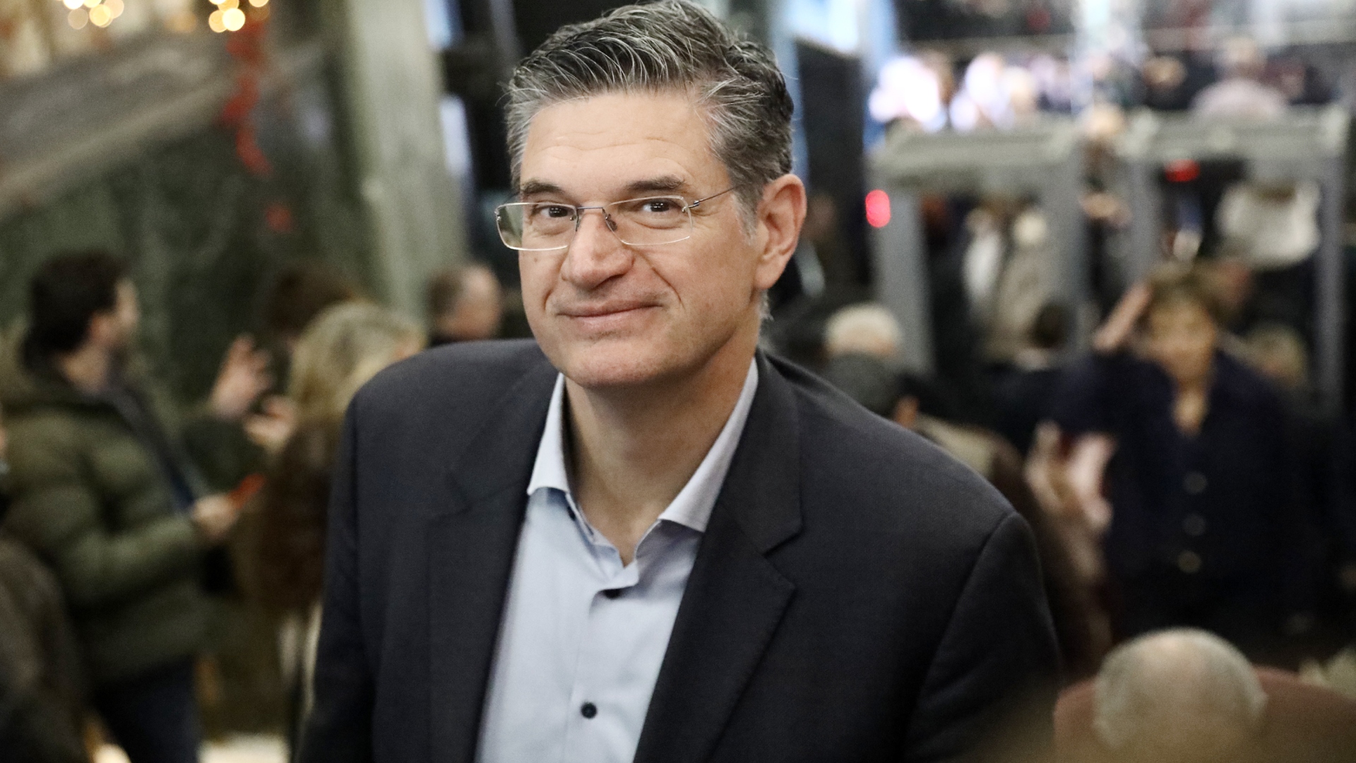 Στο φουαγέ του «Παλλάς» – Ποιοι έδωσαν το «παρών» στην παρουσίαση του βιβλίου Τσίπρα [εικόνες]-20