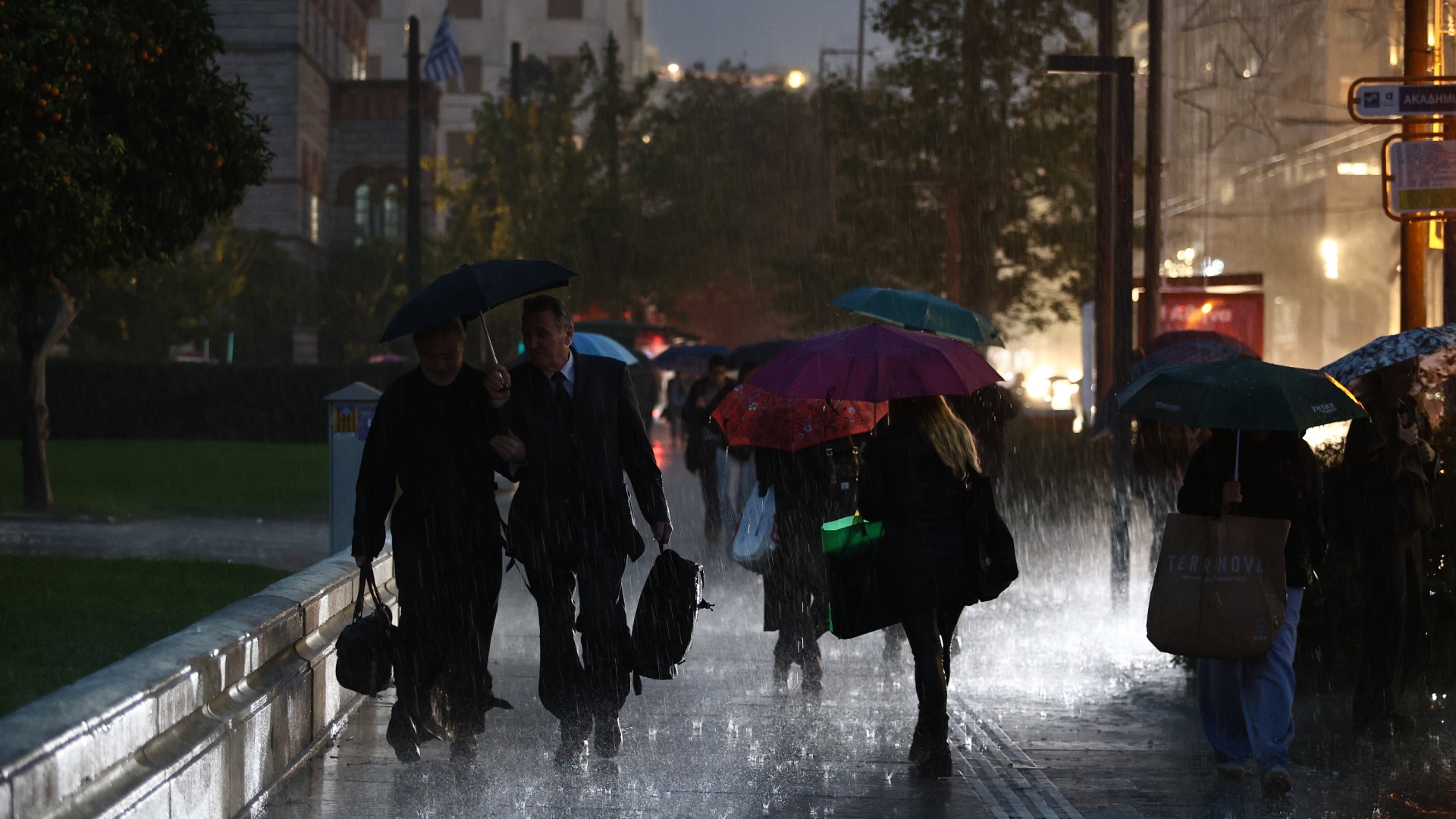 Σφοδρή καταιγίδα αυτήν την ώρα στην Αθήνα – Πώς θα εξελιχθεί η κακοκαιρία-1