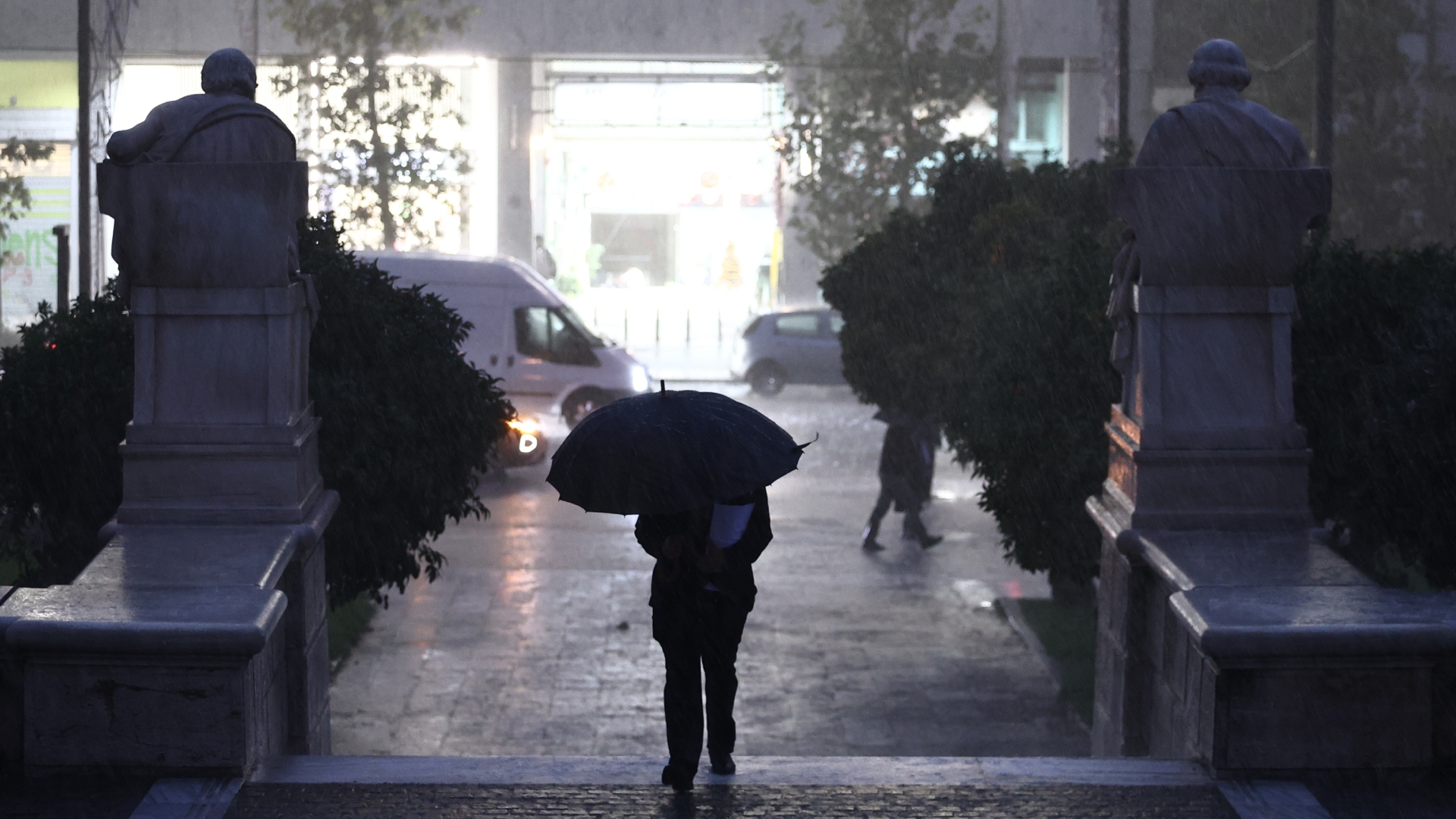 Σφοδρή καταιγίδα αυτήν την ώρα στην Αθήνα – Πώς θα εξελιχθεί η κακοκαιρία-3