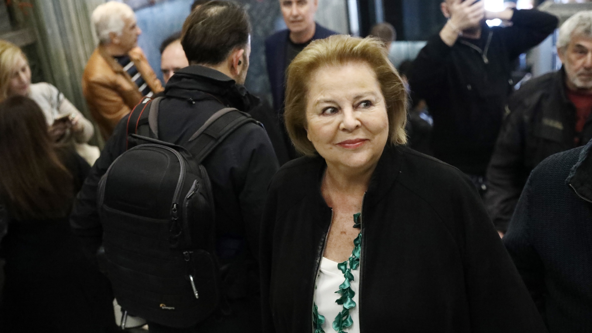 Στο φουαγέ του «Παλλάς» – Ποιοι έδωσαν το «παρών» στην παρουσίαση του βιβλίου Τσίπρα [εικόνες]-17