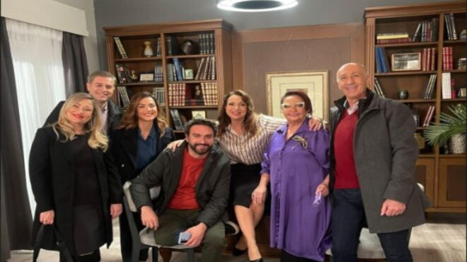 με-το-κινητό-ανά-χείρας-563985403