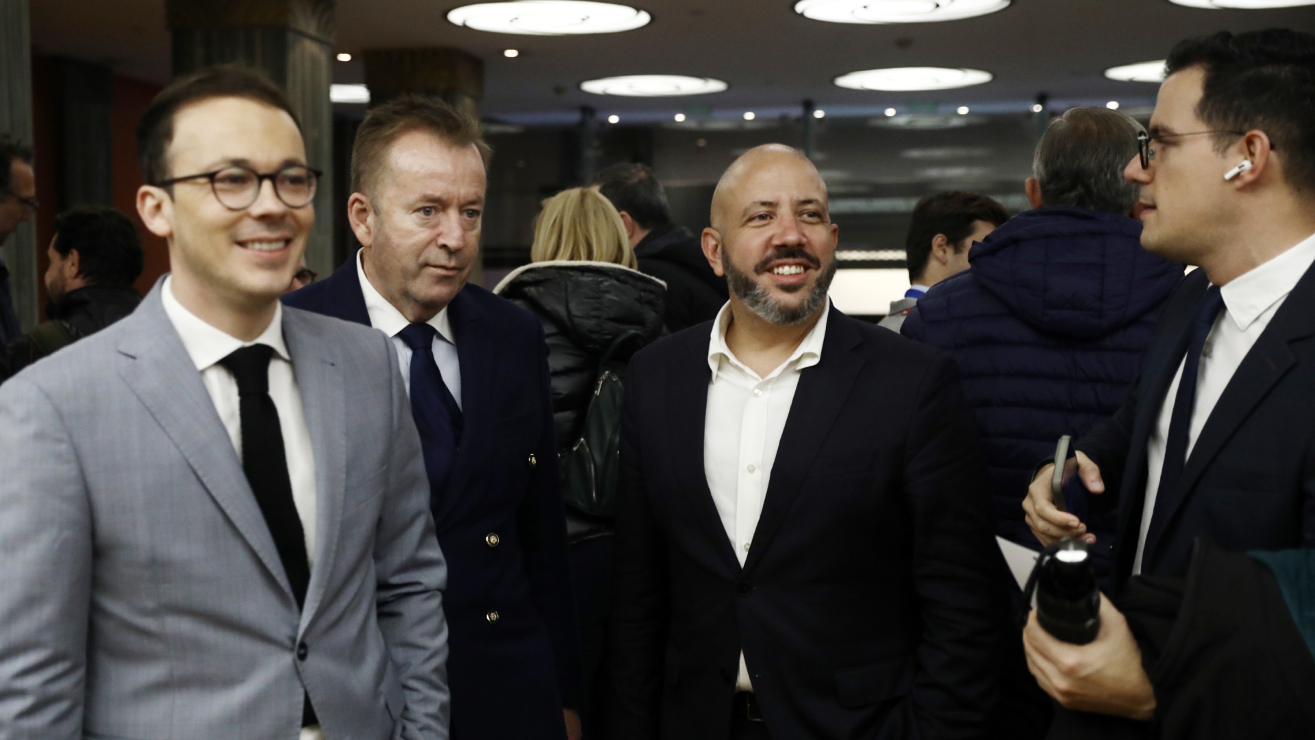 Στο φουαγέ του «Παλλάς» – Ποιοι έδωσαν το «παρών» στην παρουσίαση του βιβλίου Τσίπρα [εικόνες]-15