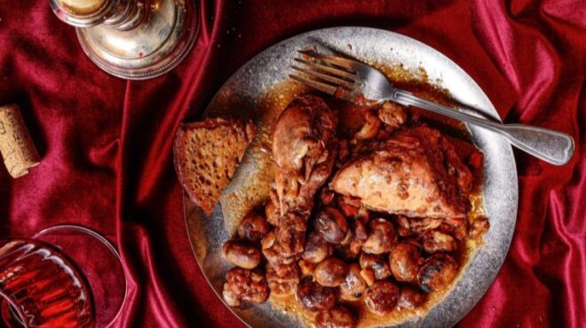 κόκορας-κρασάτος-με-κάστανα-563988751