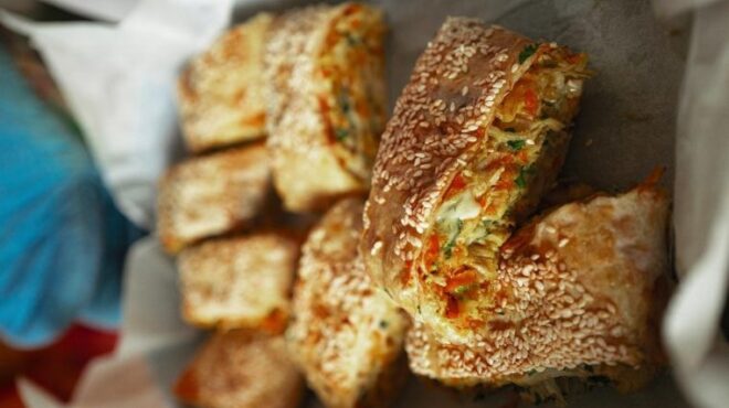 κοτόπουλο-ρολό-τυλιγμένο-σε-πίτα-λαβά-563963281