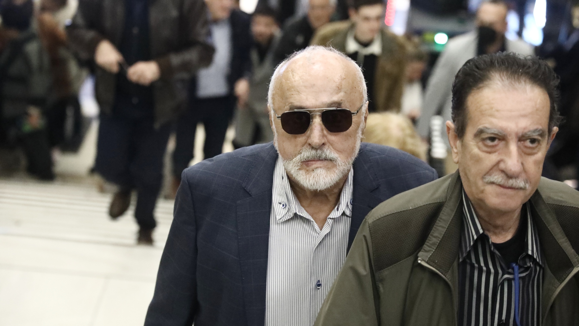 Στο φουαγέ του «Παλλάς» – Ποιοι έδωσαν το «παρών» στην παρουσίαση του βιβλίου Τσίπρα [εικόνες]-14