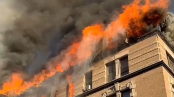 φωτιά-σε-κτίριο-στο-μανχάταν-μεγάλη-563966476