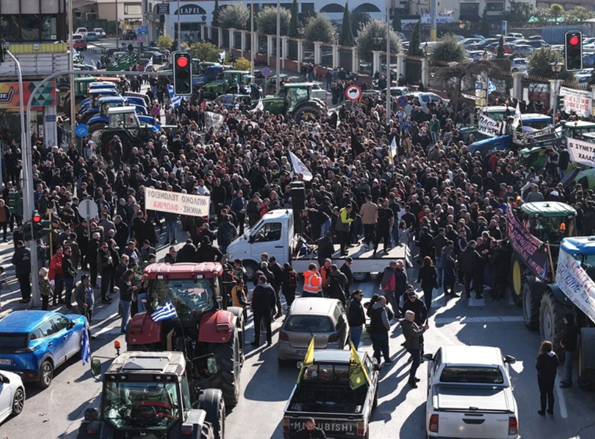 Θεσσαλονίκη: Επιστρέφουν στα μπλόκα οι αγρότες – Εληξε ο αποκλεισμός του λιμανιού-1
