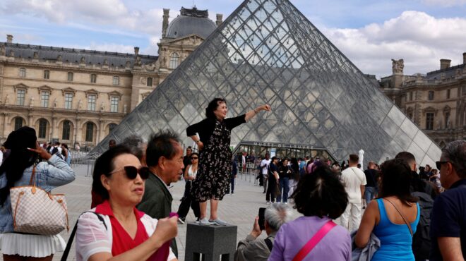 μουσείο-του-λούβρου-κάλεσμα-συνδικάτ-563963638