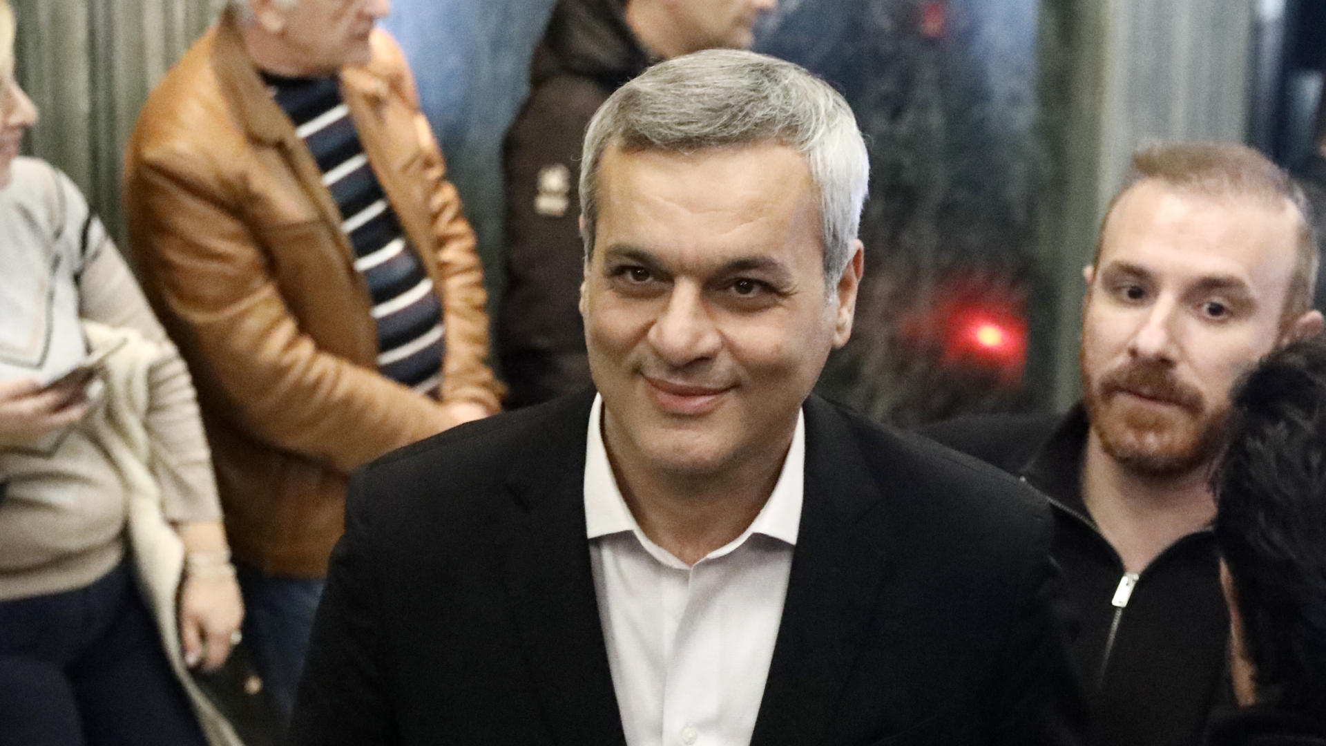 Στο φουαγέ του «Παλλάς» – Ποιοι έδωσαν το «παρών» στην παρουσίαση του βιβλίου Τσίπρα [εικόνες]-13