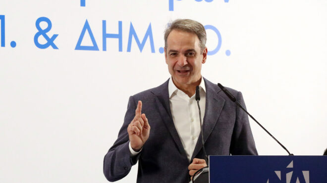 μεταξύ-μπλόκων-και-αγοράς-των-εορτών-563975209