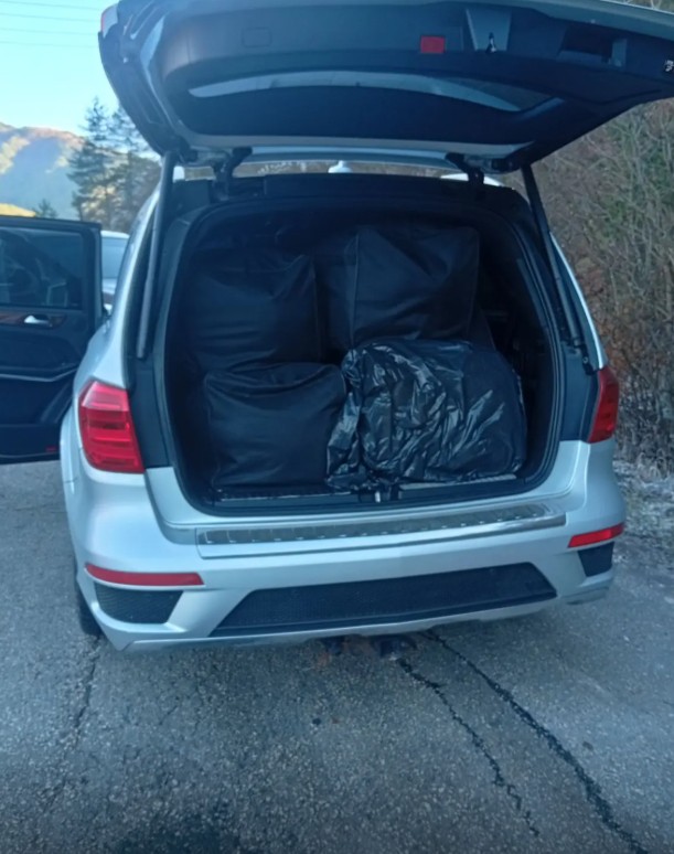 Επεισοδιακή καταδίωξη στα Ιωάννινα: Γυναίκα συνελήφθη με 215 κιλά κάνναβης – Στο Ι.Χ. βρισκόταν και ο 2,5 ετών γιος της-1