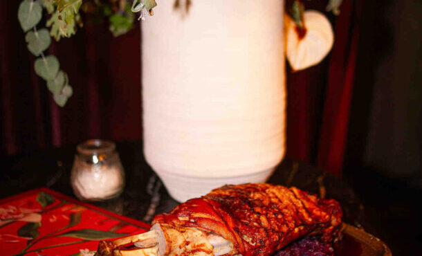 ολόκληρο-χοιρινό-μπούτι-στον-φούρνο-μ-563991205