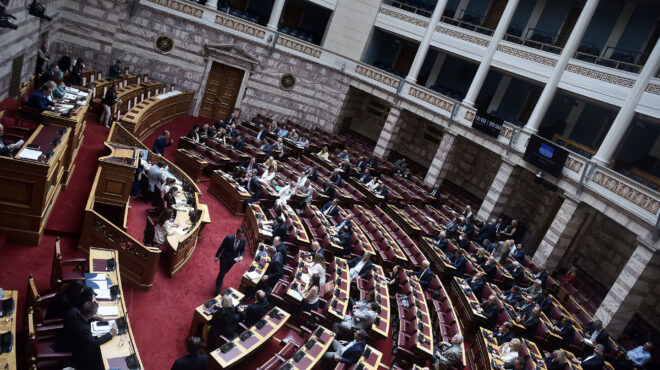 βουλή-αρχίζει-στην-ολομέλεια-η-μάχη-το-563971852