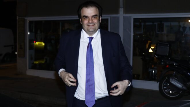 γεύμα-πιερρακάκη-με-δημοσιογράφους-σ-563979472