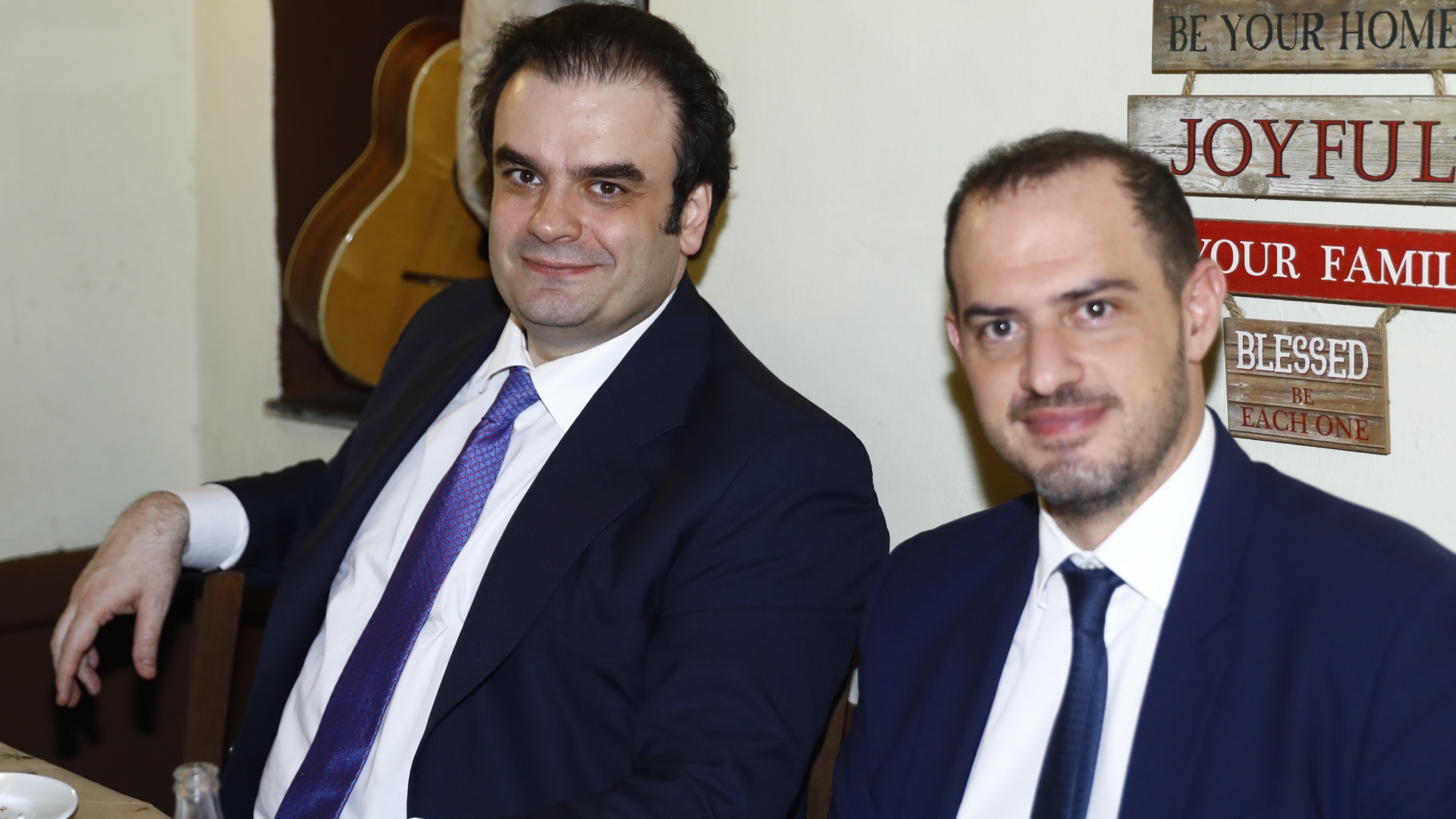 Γεύμα Πιερρακάκη με δημοσιογράφους στο Παγκράτι μετά την ψήφιση του προϋπολογισμού-2